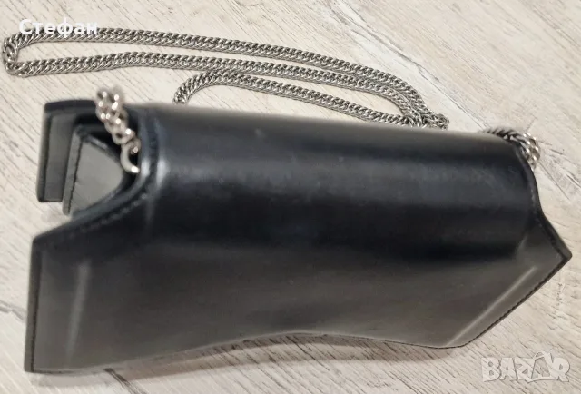 Оригинална Givenchy черна кожена чанта с верига и сребърна закопчалка – Made in Italy, снимка 18 - Чанти - 55768471