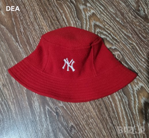 Червена шапка-10лв.НОВА, снимка 1