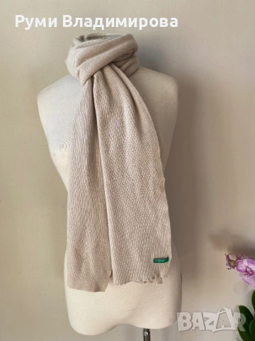 Екрю шал Benetton с вълна, снимка 3 - Шалове - 53777604