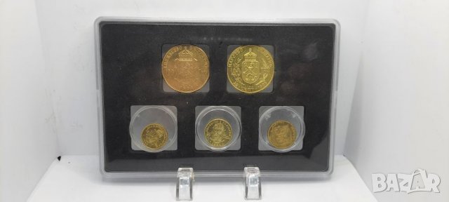 Поставка с пет копия на златните монети от 1894 и 1912 год.