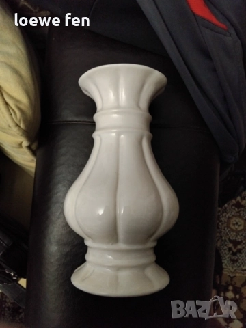Красива ваза...бяла керамика порцелан - 20 см