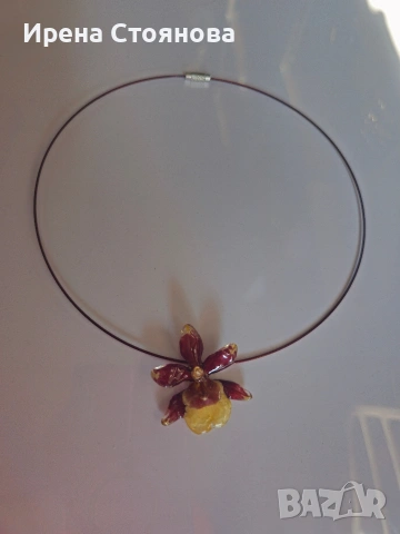 Колие с естествен цвят на мини орхидея. Цветче с размери 3,5/3,5 см. 