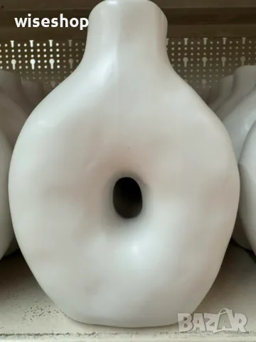 Керамична ваза с бял отвор - 15x7x20 см, снимка 1