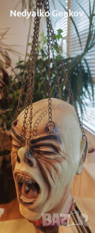Декорация за Хелоуин - латексова глава с вериги за окачване, снимка 1 - Декорация за дома - 44706574