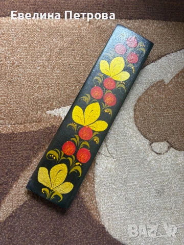 Дървена рисувана закачалка Хохлома