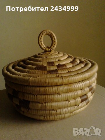 Африканска крьгла кутия от растителна материя.