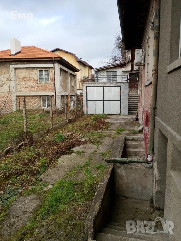 Собственик продава солидна къща с висок гараж, 2 мазета и допълнителна къща с дълга алея и веранда, снимка 2 - Къщи - 53401232