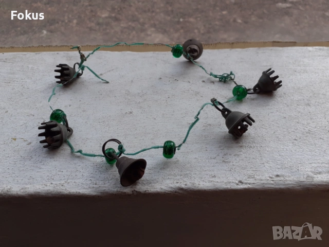 Стар накит с бронзови звънчета и зелено стъкло вързани с тел