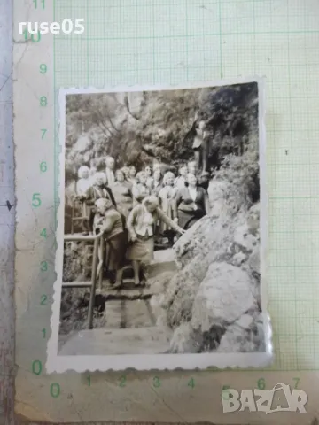 Снимка стара на група възрастни жени на излет край скали