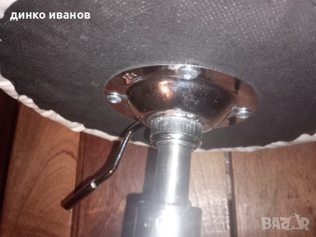 Козметична-фризьорска кожена табуретка с повдигащ механизъм , снимка 3 - Столове - 52553398