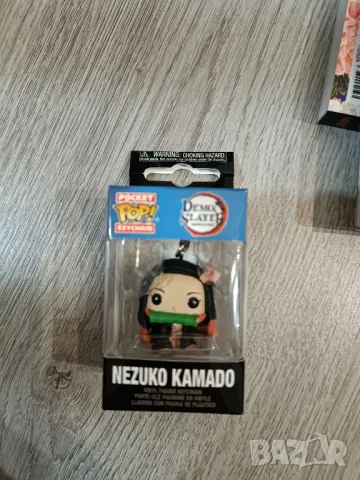 Изкуството на Demon Slayer [Kimetsu no Yaiba] + ключодържател и обеците на Tanjiro, снимка 3 - Списания и комикси - 49980146