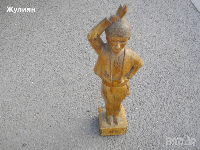 СТАРА БЪЛГАРСКА ДЪРВОРЕЗБА ФИГУРА СТАТУЕТКА НОСИЯ 1972г 