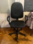 Офис стол с подлакътници – въртящ се, черен, много запазен, снимка 4