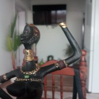 Продавам оригинална африканска статуетка на момиче от племето Масаи.Перфектана ръчна изработка., снимка 6 - Колекции - 39585285