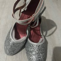 Нови сребристи обувки , снимка 4 - Дамски обувки на ток - 40644347