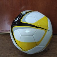 Продавам футболна топка, снимка 1 - Надуваеми играчки - 41654440