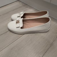 Дамски бели обувки, снимка 1 - Дамски ежедневни обувки - 44457391