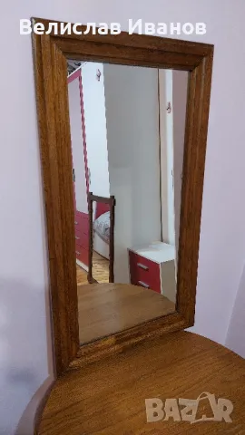 Правоъгълно винтидж огледало с масивна дървена рамка в отлично състояние.