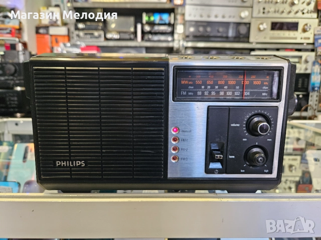 Радио Philips 390 Много добър външен вид. Работи само на средни вълни, на укв не работи.