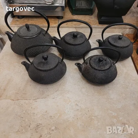 няколко японски чугунени чайника