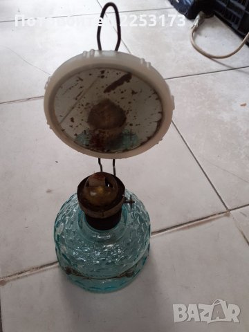 Стара лампа с бяло стъкло и фитил