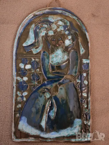 Картина за стена Синьо момиче от глазирана керамика. 