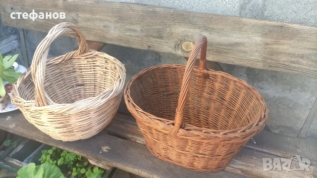 Две големи здрави кошници, ръчно плетени от едно време
