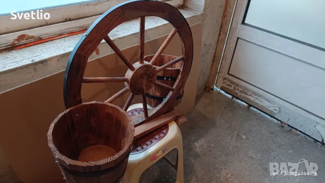 Продавам декоративно дървено колело със саксии., снимка 2 - Саксии и кашпи - 50302365