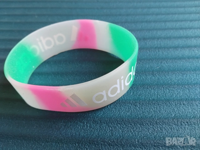 Adidas спортна гривна, снимка 3 - Гривни - 53759329