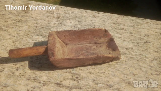 Стара дървена лопатка.