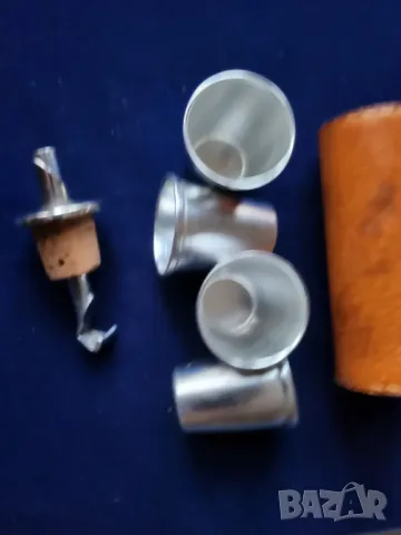 полски комплект за алкохол : 4 чашки, тирбушон, отварaчка, тапа с чучур( нa LOT), с кожена калъфка, снимка 2 - Други ценни предмети - 49337362