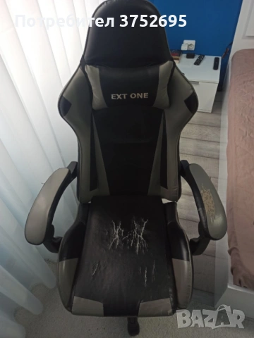 Черен кожен геймърски стол.