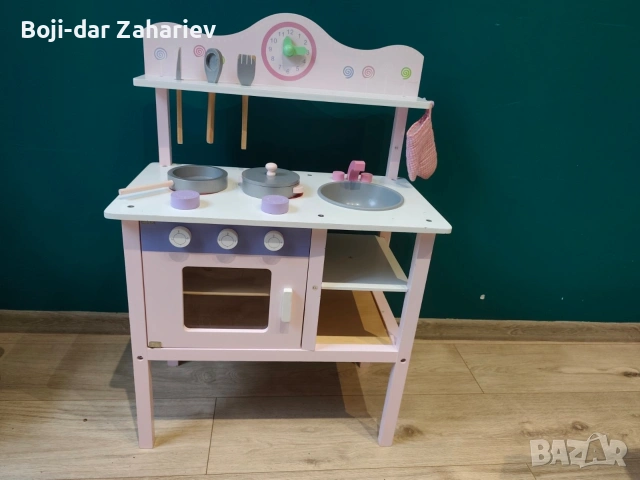 Розова дървена кухня