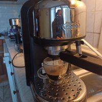 Кафемашина Делонги с ръкохватка с крема диск, работи перфектно и прави страхотно кафе с каймак , снимка 2 - Кафемашини - 40411328