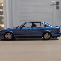 BMW Alpina B10 BiTurbo E34 5-Seria 1987 - мащаб 1:43 на Solido моделът е нов в PVC дисплей-кейс, снимка 2 - Колекции - 42336542