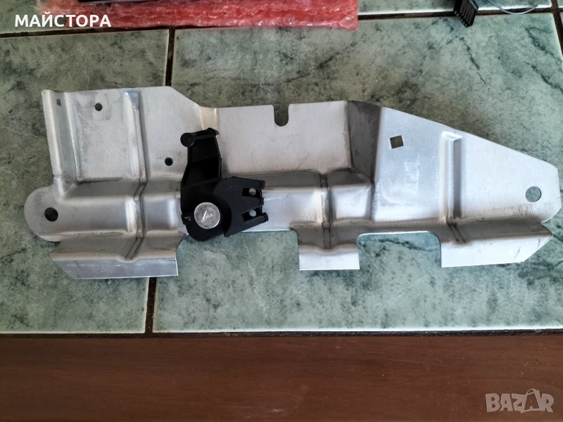 VW Bora седан - механизъм за  багажника, снимка 1