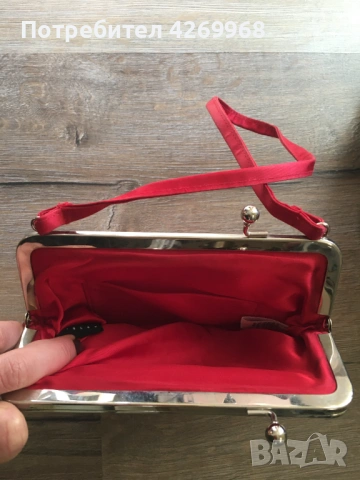 Дамски чанти, кожена 15 € , червена сатенена Sısley 25€, снимка 4 - Чанти - 53257300