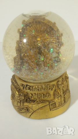 Снежен глобус Виена; Vienna by night snow globe; свети в тъмното с различни цветове, снимка 2 - Декорация за дома - 51747051