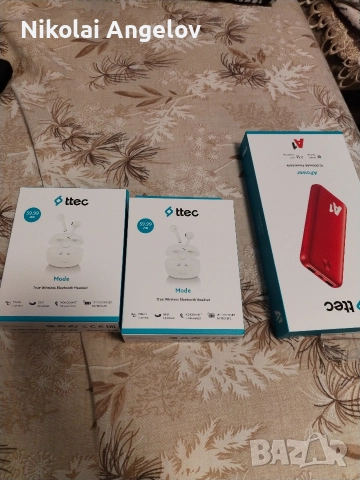 слушалки и преносима батерия 