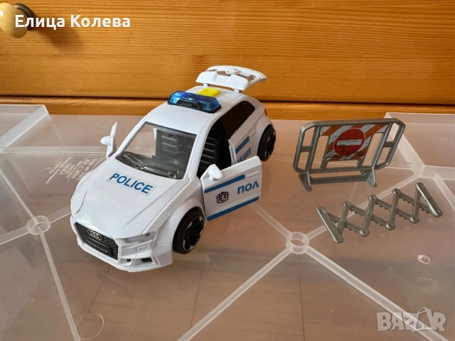 DICKIE SOS Полицейска кола със звук и светлина AUDI RS3, снимка 2 - Коли, камиони, мотори, писти - 53570609