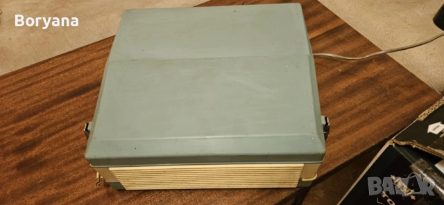 Стар ретро магнетофон Tesla 