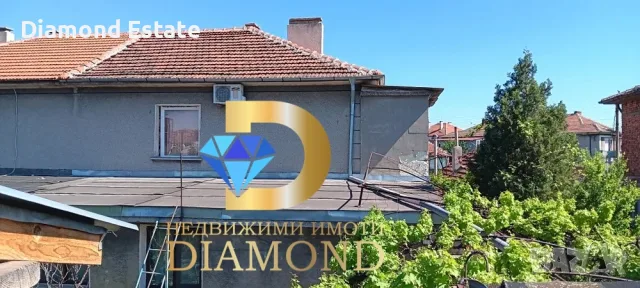Двуетажна къща с гараж и локално отопление в град Гълъбово