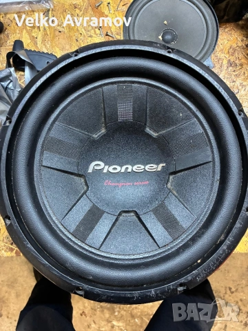 Бас говорители, каса, усилвател и кондензатор