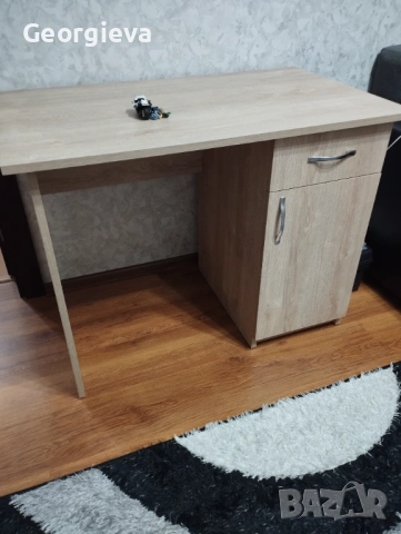 Продавам ученическо бюро 