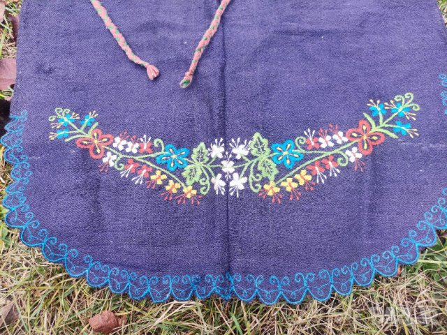 Продавам Престилка  с бродерия цветя, снимка 4 - Антикварни и старинни предмети - 38646487