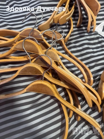 Дървени закачалки