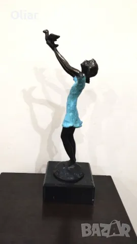 Много красива и впечатляваща статуетка на момиче с птица., снимка 6 - Статуетки - 50336164