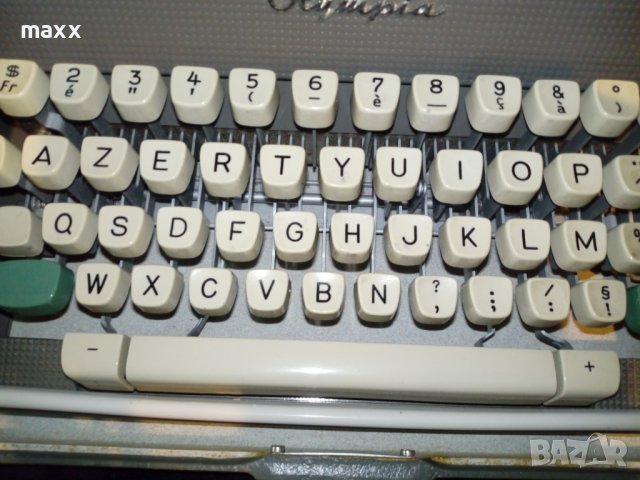 Немска пишеща машина Olympia De Lux с куфар.