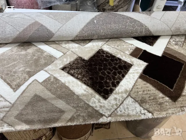 Релефен килим бежово кафяв