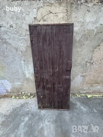 Дървена врата с каса